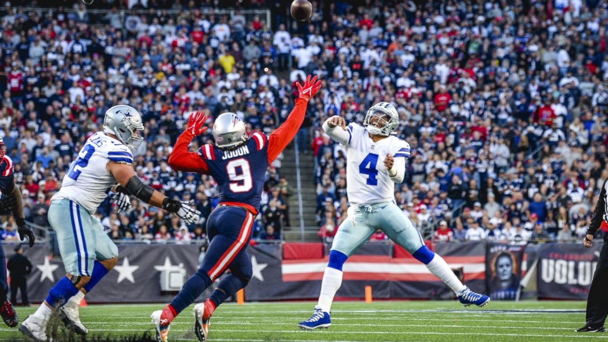 Dak Prescott throws the game-winning touchdown in overtime against the Patriots in 2021.
